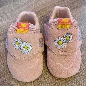 New Balance Peach Baby Crib Sneakers with Daisy Accents